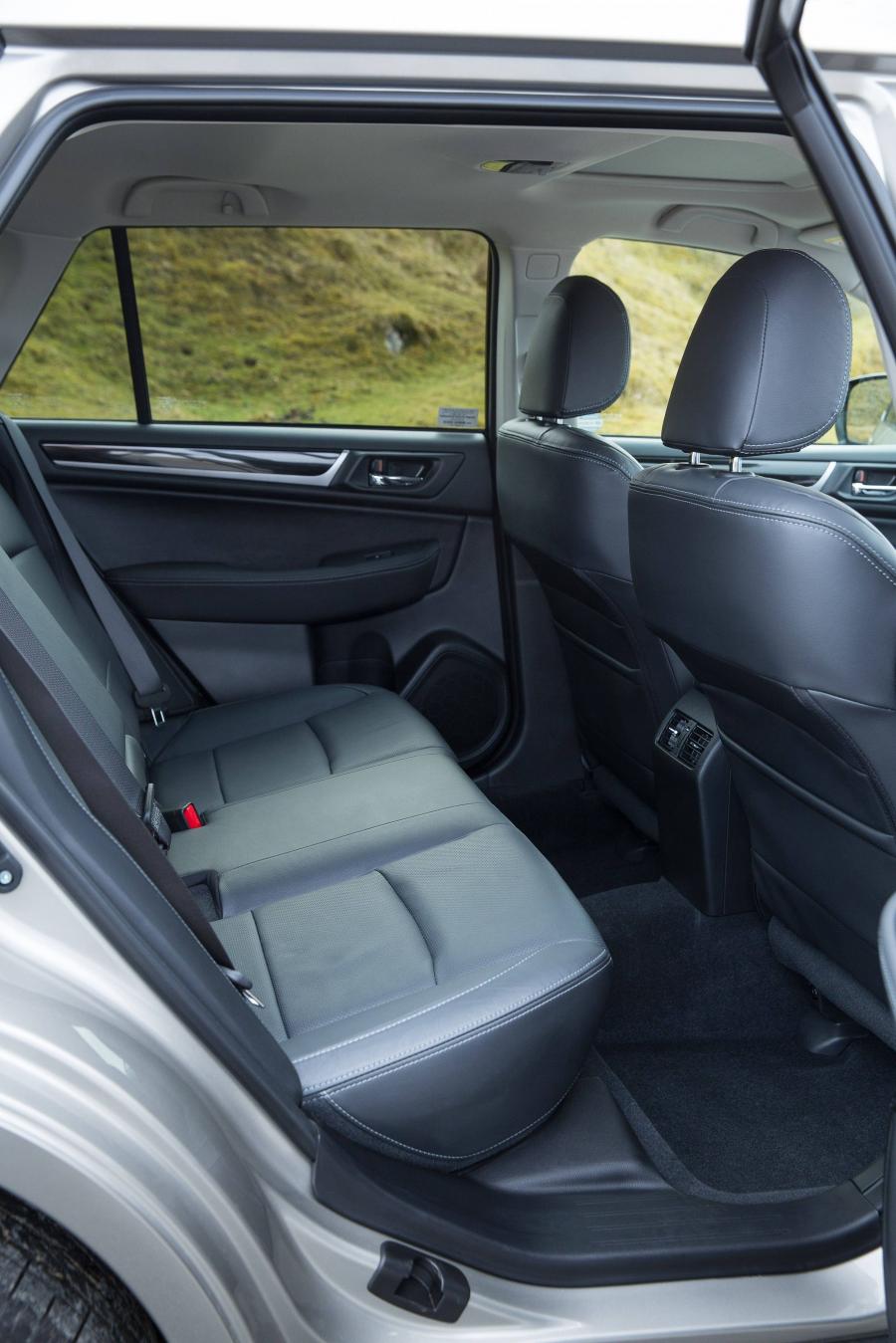 Интерьер Subaru Outback 2.0D 2015 года  (UK) (фото 31 из 32)